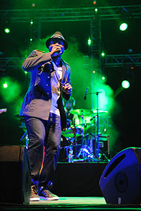 Blitz the Ambassador pendant la 6ème édition du festival les Nuits Carrées dans l’Amphithéâtre du Fort Carré à Antibes le 29 juin 2012