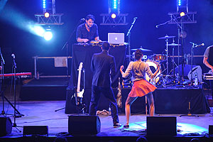 Deluxe pendant la 6ème édition du festival les Nuits Carrées dans l’Amphithéâtre du Fort Carré à Antibes le 29 juin 2012